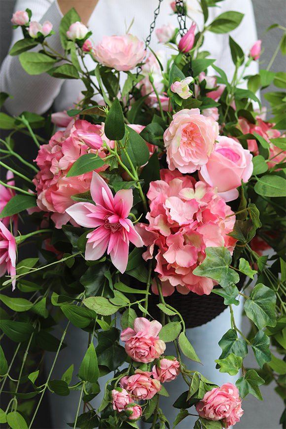 Rossamana, kwiaty w wiszącej donicy