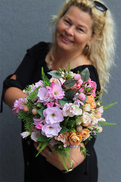 Gerie kompozycja kwiatowa w złotej donicy