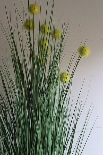 Romelia sztuczna trawa kwitnąca w donicy