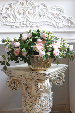 Rosania Antique, kompozycja kwiatowa w złotym naczyniu, wym.27x50cm