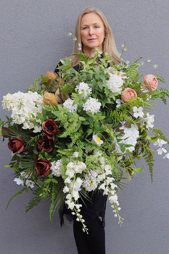 Czekoladowo Bahama, kompozycja z kwiatami w koszu