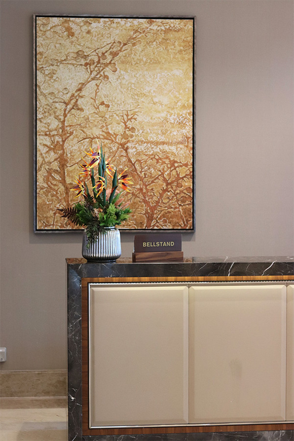 Strelicja Premium Hilton, kompozycja w srebrnej donicy