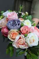 Alana Bellatia, kompozycja kwiatowa w białej donicy, wym.20x48cm 