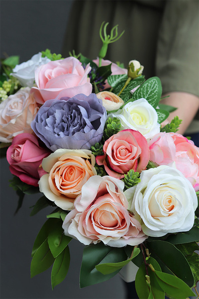 Alana Bellatia, kompozycja kwiatowa w białej donicy, wym.20x48cm 