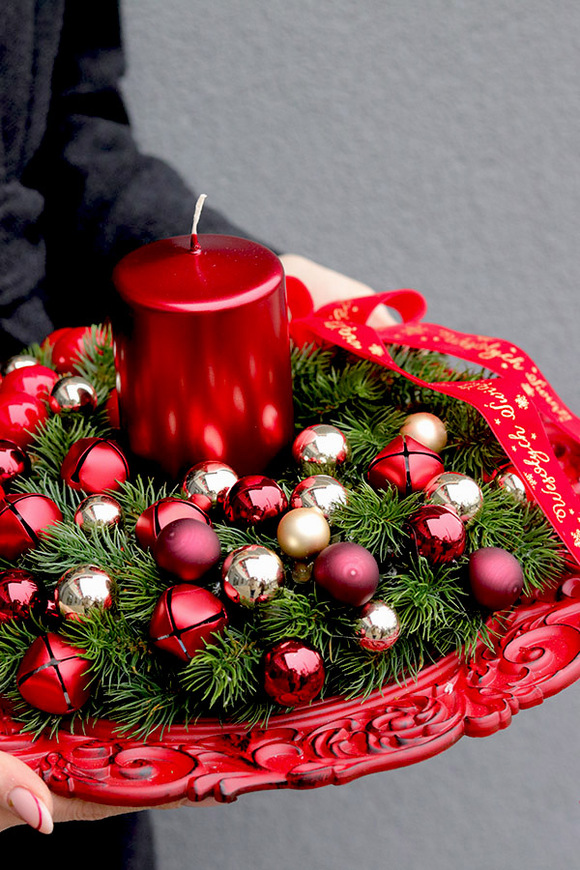 Carol, stroik ze świecą na talerzu