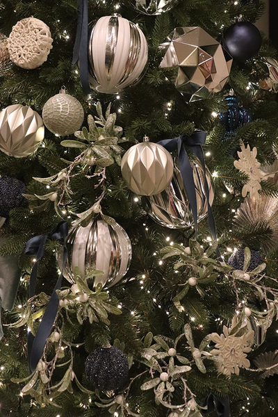 Midnight Time, choinka sztuczna dekoracyjna na stojaku