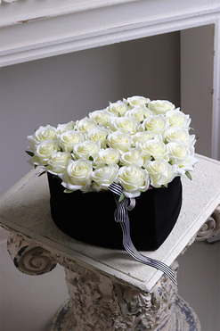 Czysta Miłość, serce flowerbox z różami na walentynki, wym.17x25x25cm