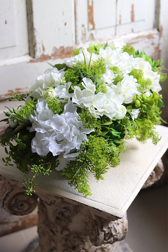 Jullista, biała kompozycja kwiatowa, wym.26x53cm 