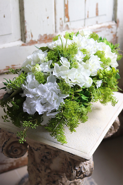 Jullista, biała kompozycja kwiatowa, wym.26x53cm 