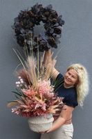 Parise, sztuczna trawa w koszu z ziołami