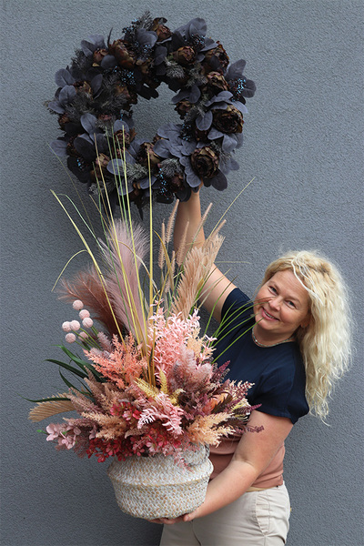 Parise, sztuczna trawa w koszu z ziołami