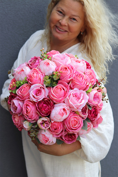 Provance Koresa, bogaty kosz z różami