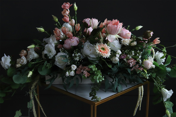 Miłosna Longia, kompozycja kwiatowa na długi stół