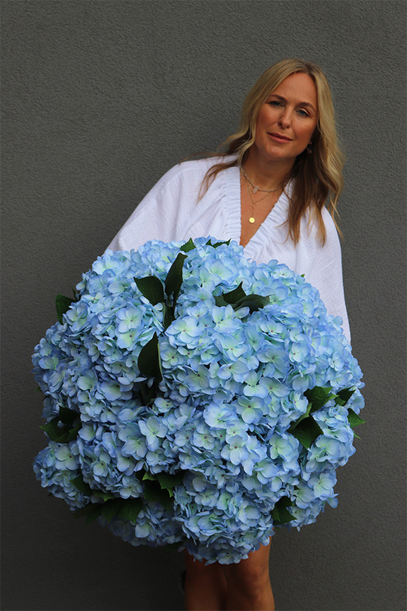 Sky Blue, niebieskie hortensje w plecionym koszu