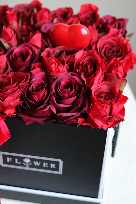 Czerwień Miłości, różany flowerbox na walentynki