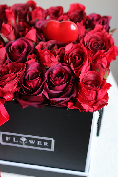 Czerwień Miłości, różany flowerbox na walentynki