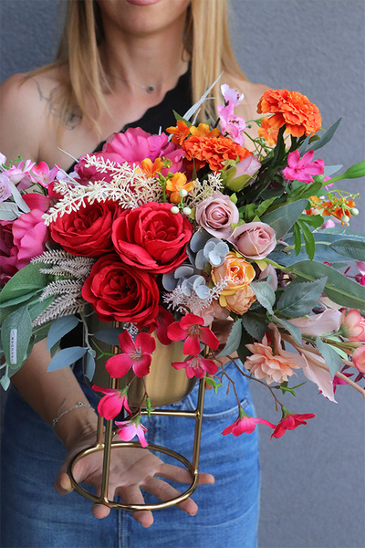 Laguel Duna Orange, dekoracja kwiatowa w naczyniu na stojaku