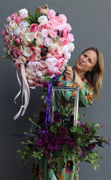 Angelo Garden Purple, kompozycja kwiatowa ze srebrnym lampionem, wys.64cm   