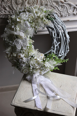 Komunijna Melodia, biały wianek komunijny z motylem, śr.42cm