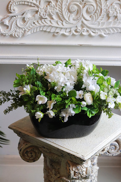 Black&White, kompozycja kwiatowa w czarnym naczyniu, wym.26x52x31cm