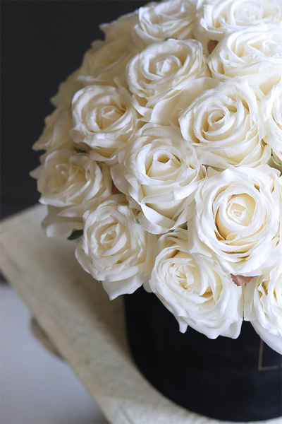 flowerbox na prezent Jubileo 30 Białych Róż w welurowym pudełku