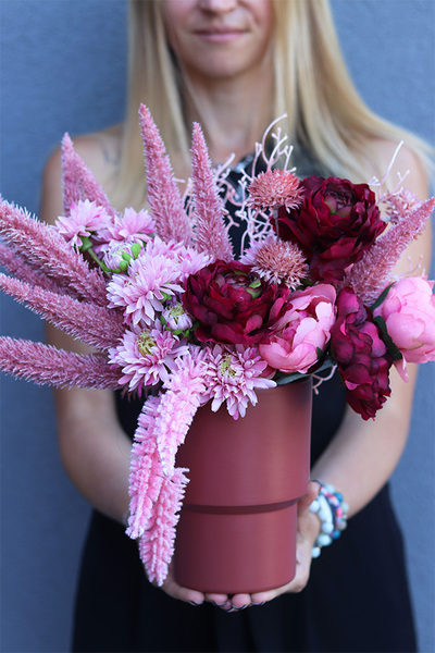 Sweet Trend B, kompozycja kwiatowa w malinowym wazonie, wys.36cm