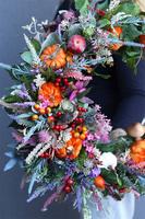 Velvet Pumpkins 2, jesienny asymetryczny wianek z dyniami