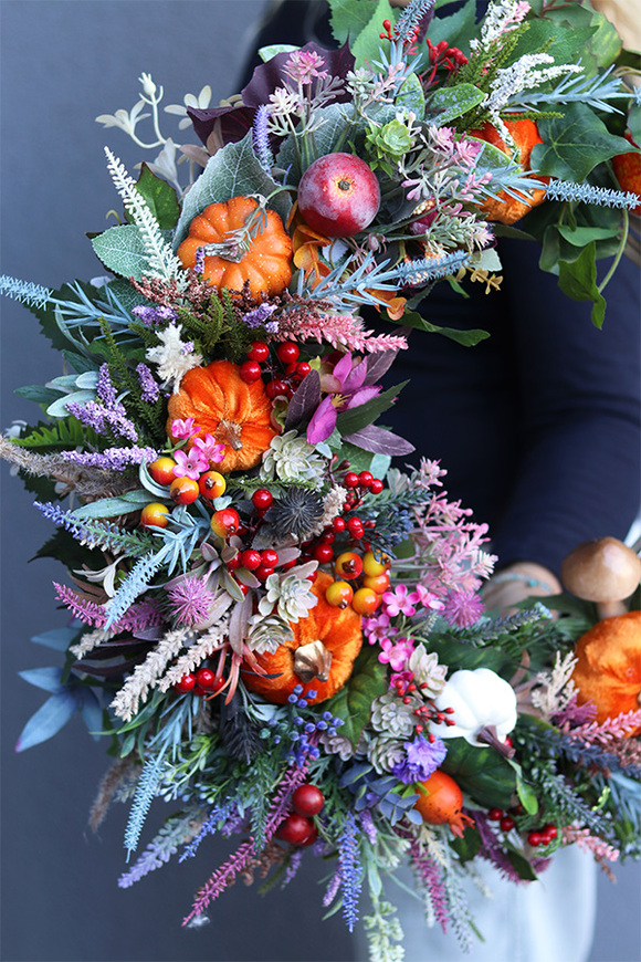 Velvet Pumpkins 2, jesienny asymetryczny wianek z dyniami