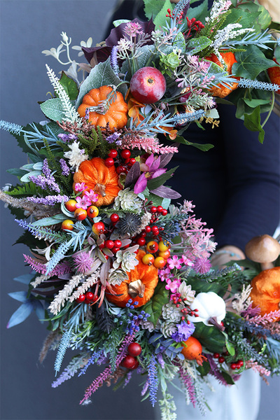 Velvet Pumpkins 2, jesienny asymetryczny wianek z dyniami