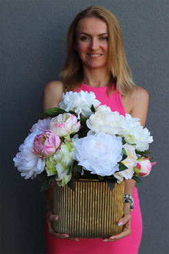 Hillton Peonies, kompozycja kwiatowa w złotym naczyniu, wym.42x35cm
