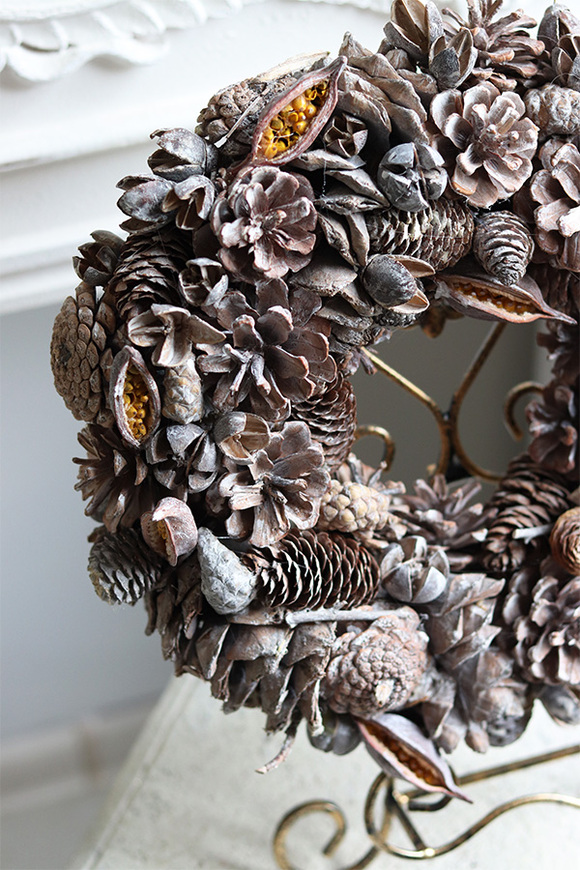 Leśne Skarby 3, dekoracyjny wianek z szyszek