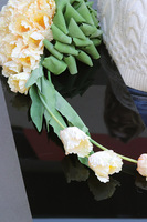 Tulippo New Design Peach 2, dekoracja nagrobna na czarnej podstawie