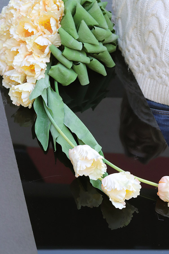 Tulippo New Design Peach 2, dekoracja nagrobna na czarnej podstawie