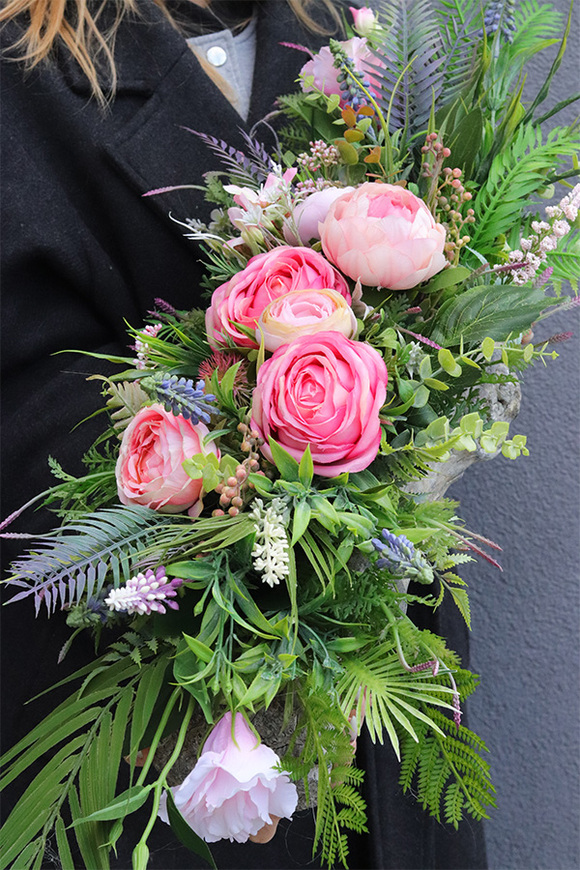 Urenissa, kompozycja kwiatowa w konarze