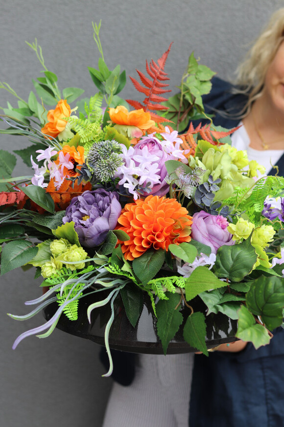 Kolorowa Faeria, kompozycja nagrobna w naczyniu