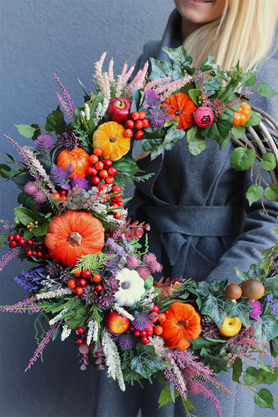 Poranny, jesienny wianek z dyniami