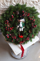 Dziadek do Orzechów Nature, świąteczny wianek na drzwi