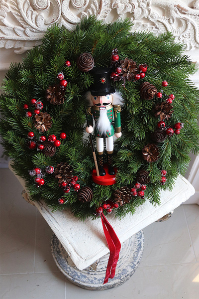 Dziadek do Orzechów Nature, świąteczny wianek na drzwi