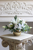 Bella Bianco Small, kompozycja kwiatowa w złotym naczyniu