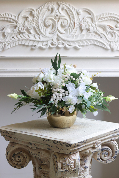 Bella Bianco Small, kompozycja kwiatowa w złotym naczyniu