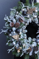 Dziadek Mróz, świąteczny srebrno - czarny wianek, śr.50cm