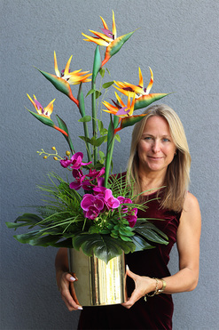 Grestina Figaro 2, kompozycja ze strelicją w złotej donicy, wys.91cm 