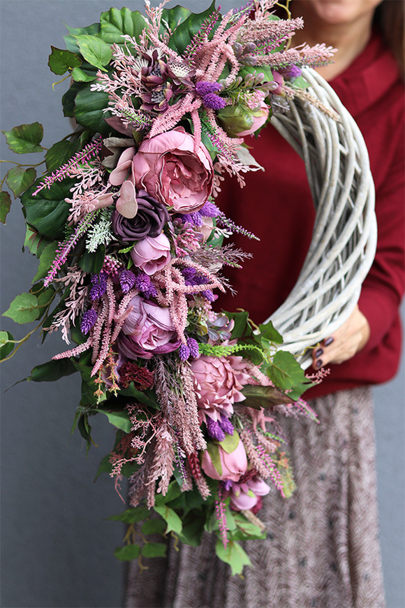 Liliowe, asymetryczny wianek do powieszenia