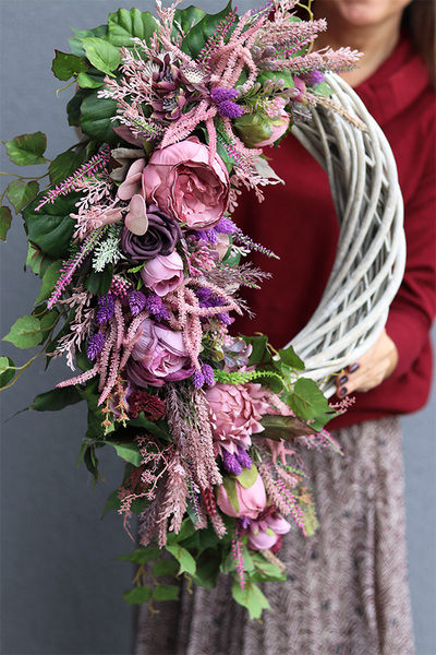 Liliowe, asymetryczny wianek do powieszenia