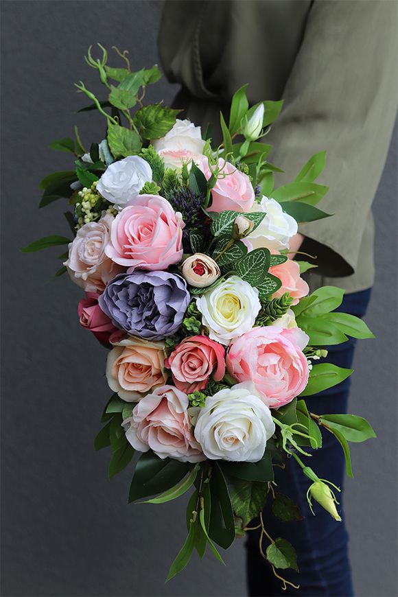 Alana Bellatia, kompozycja kwiatowa w białej donicy, wym.20x48cm 