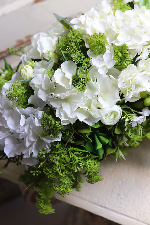 Jullista, biała kompozycja kwiatowa, wym.26x53cm 