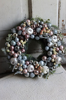 Glamourina 2, świąteczny stroik na szarym talerzu, śr.35cm 