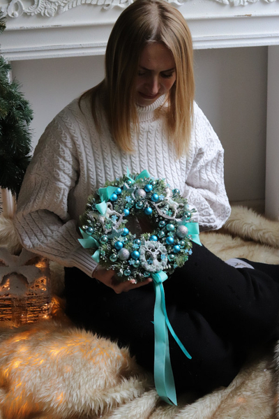 Miętowa Bajka, świąteczny wianek z bombkami