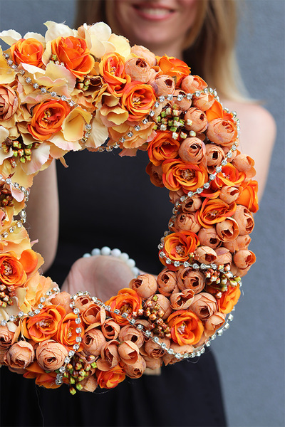 Orangia Rose, pomarańczowy wianek na drzwi z kryształkami