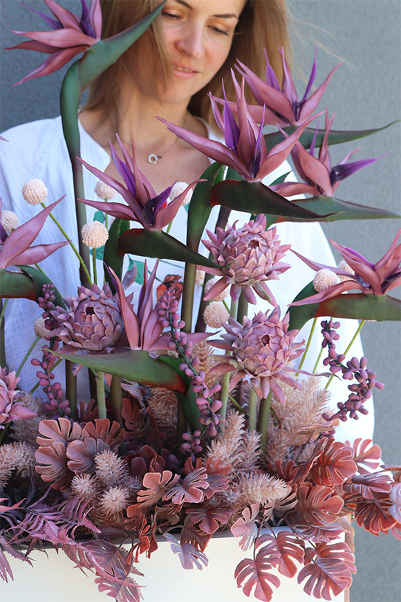 Violetera Fiberglass, sukulenty ze strelicjami w białej donicy